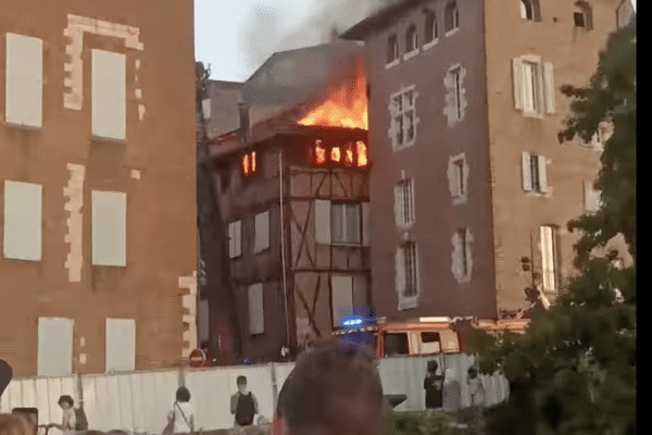 L'incendie s'est déclaré dans cet immeuble du coeur historique de la ville d'Albi, inscrit à l'Unesco.