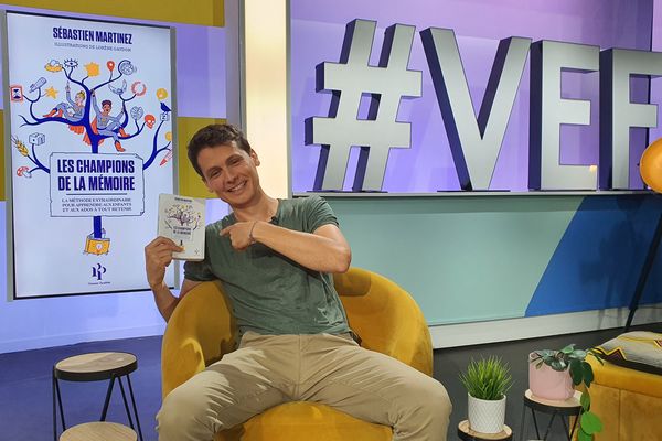 Le champion de France de mémoire Sébastien Martinez présente son dernier livre sur le plateau de "Vous êtes formidables" le 5 octobre 2023.