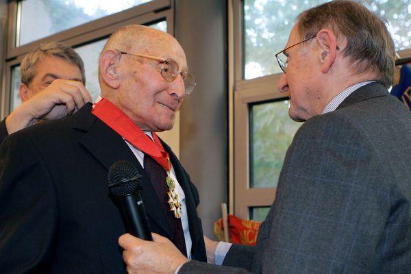 Georges Loinger, président de l'Association de la Résistance juive de France (ARJF), reçoit les insignes de commandeur de la Légion d'honneur, le 19 septembre 2005 à Paris.

