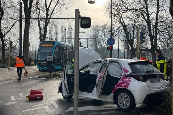 Une voiture et un tram se percutent à Besançon le 10 janvier 2024.