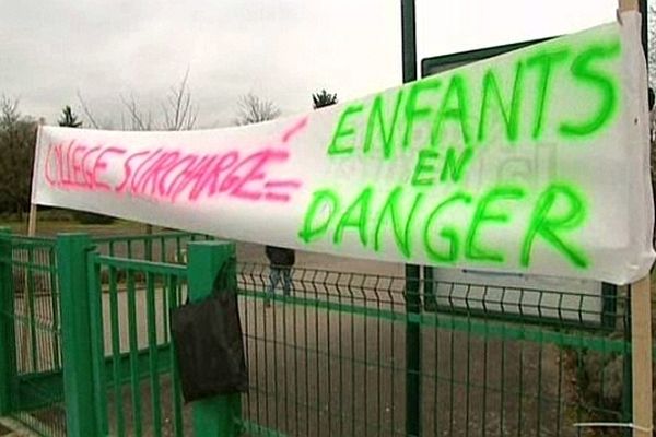 Une opération "collège mort" a été organisée au collège Louise-Michel à Chagny mercredi 13 mars 2013.