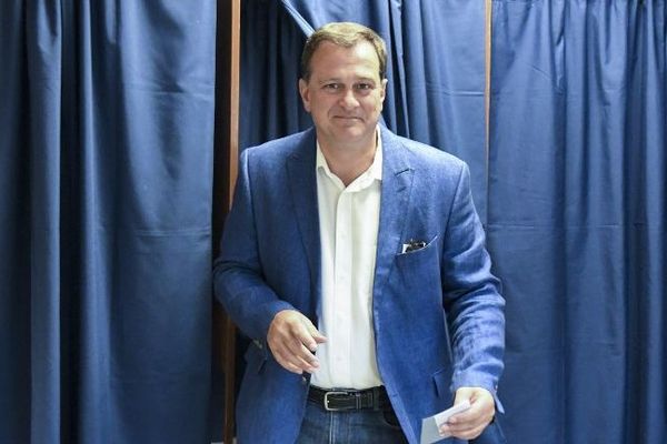 Louis Aliot votant lors des législatives en juin 2017.