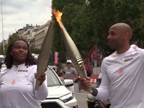 L'ancien footballeur Thierry Henry transmet la flamme à Romane Dicko, judokate en lice cette année pour un titre olympique.