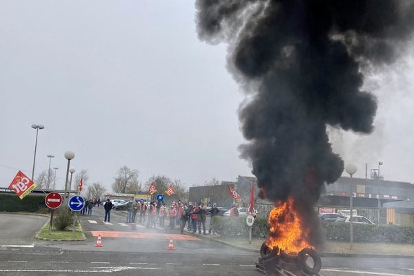 Ce mercredi 26 janvier 2022, deux heures avant la réunion de la dernière chance, les salariés se sont mobilisés devant la Fonderie alu à Ingrandes (Vienne).