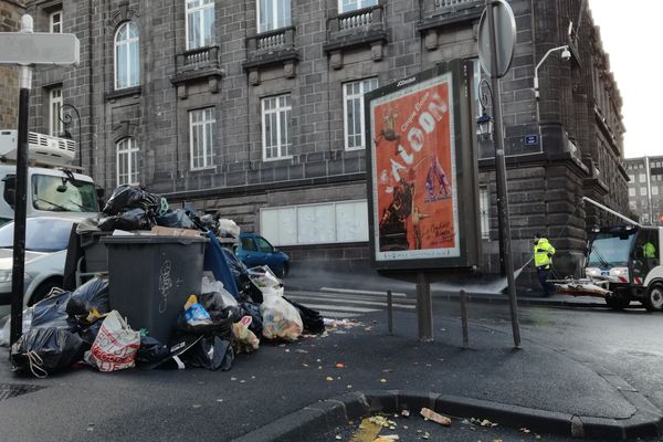 Les ordures s'accumulent dans le centre de Clermont-Ferrand pour ce troisième jour de grève.