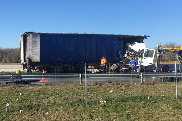 La cabine du camion s'est pliée sous le choc