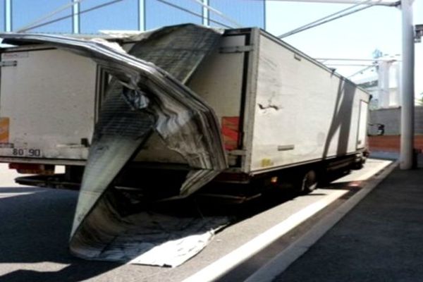 La camion était trop haut pour passer sous le tunnel