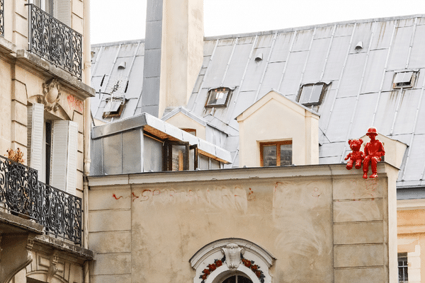 "Les petits veilleurs", la nouvelle sculpture de James Colomina, à Paris.