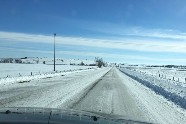 Dans le Cantal, à la mi-journée, les conditions de circulation sont parfois difficiles comme ici sur le plateau de la Planèze.