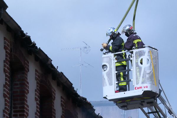 Face à la violence de l'incendie, 5 compagnies de pompiers ont été nécessaire pour en venir à bout.