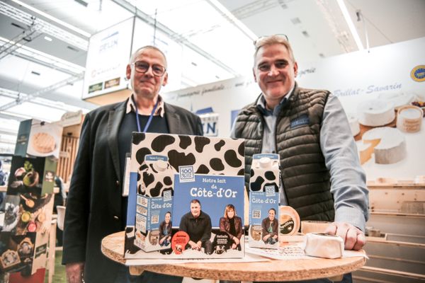 Pascal Martens, éleveur, et Philippe Delin, dirigeant de la fromagerie Delin en Côte-d'Or