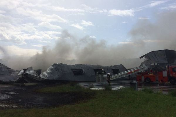 L'incendie a entièrement détruit le bâtiment qui fabriquait de l'huile alimentaire.