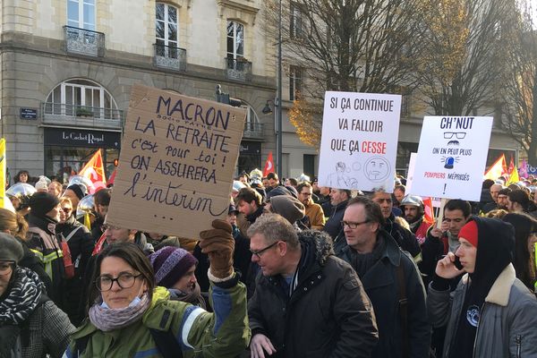 "Macron, la retraite c'est pour toi ! On assurera l'intérim", plus de 10 000 manifestants à Rennes pour ce 5 décembre