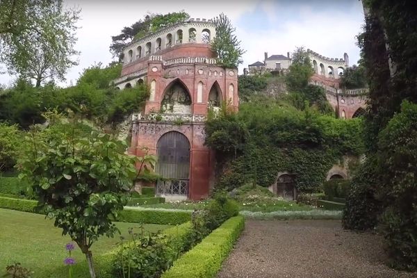 Lauréate de la mission Bern, la terrasse Caroline se décline sur trois étages dans le jardin du château de Poncé-sur-le-Loir dans le sud-Sarthe.