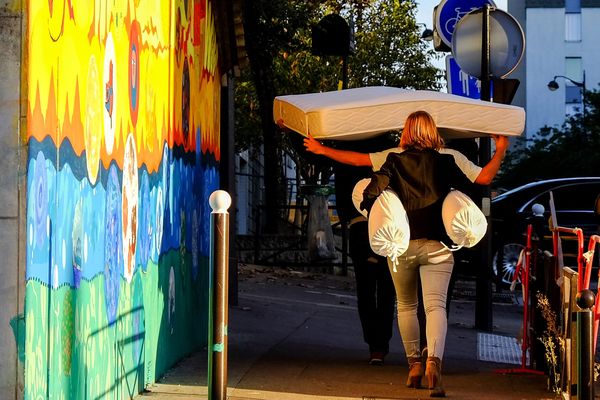 Un déménagement dans la rue.