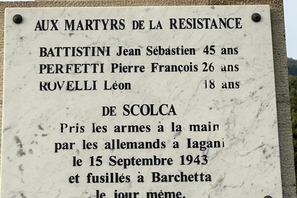 Monument aux morts dédiés au trois fusillés résistants de Scolca