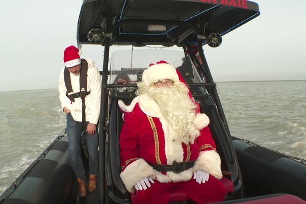 Le Père Noël est arrivé à bord d'un bateau au Crotoy.