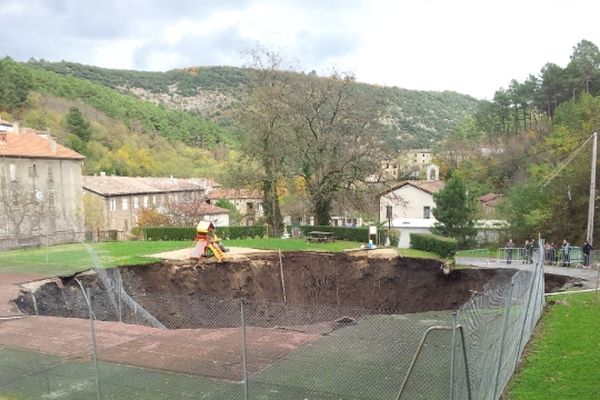 Le sol s'est effondré sur un terrain de tennis  