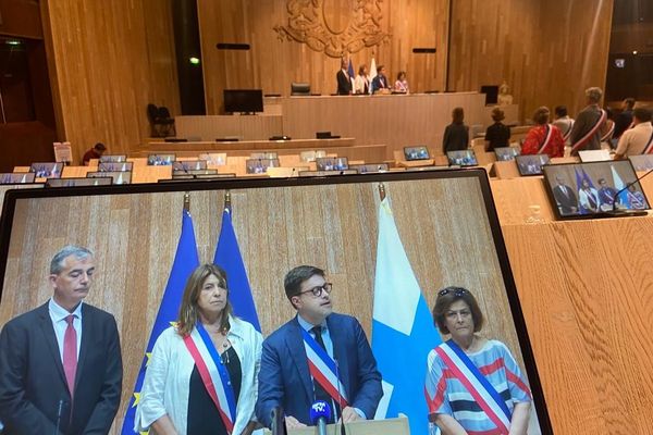 Ce 3 juillet, après le rassemblement devant la mairie de Marseille, Benoît Payan et les élus de la Ville ont lancé un appel à la justice et au calme