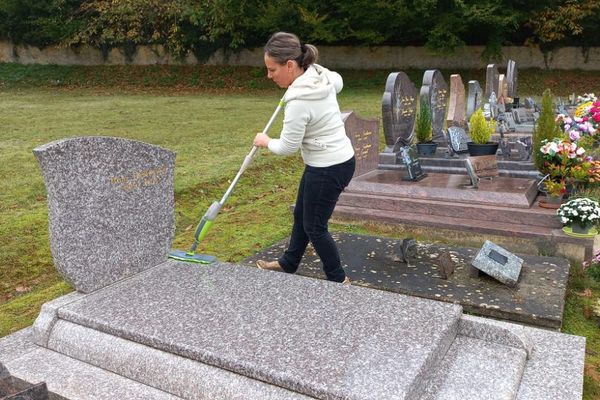 À 46 ans, Céline Chamayou est gazonnière. Elle fleurit et nettoie les tombes.