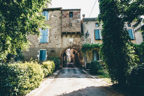 Les petites rues tranquilles de Monestiés (81), une pause charmante en bord de rivière.