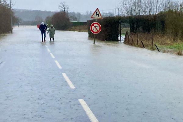 Dans les Ardennes, la RD 16 a été barrée pour inondation ce mardi 2 janvier. Cinq autres sont en danger potentiel.