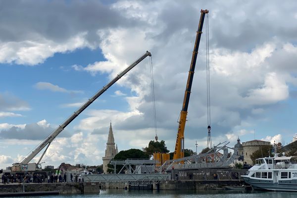 À La Rochelle, le pont du Gabut, dit pont Scherzer, a regagné son socle après plus d'un an de travaux. 