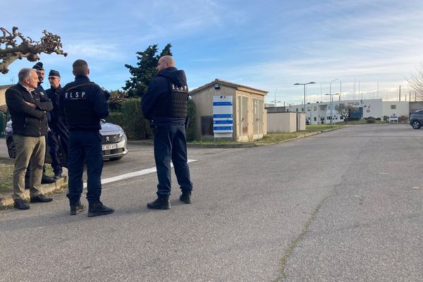 Devant la maison centrale d'Arles, où la prise d'otages a duré 5 heures ce 3 janvier 2025.