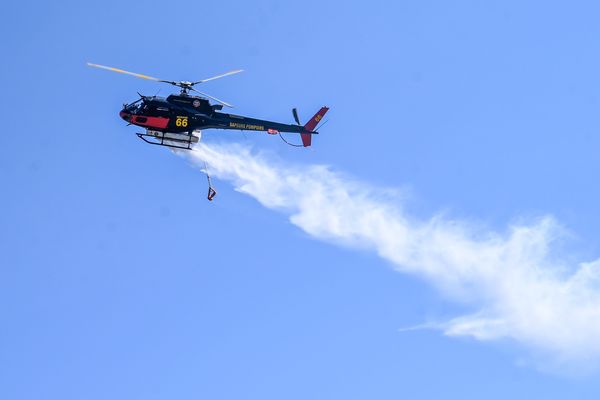 Incendie en cours à Ortaffa, un hélicoptère bombardier d'eau et dash engagés sur le feu. Image d'illustration.