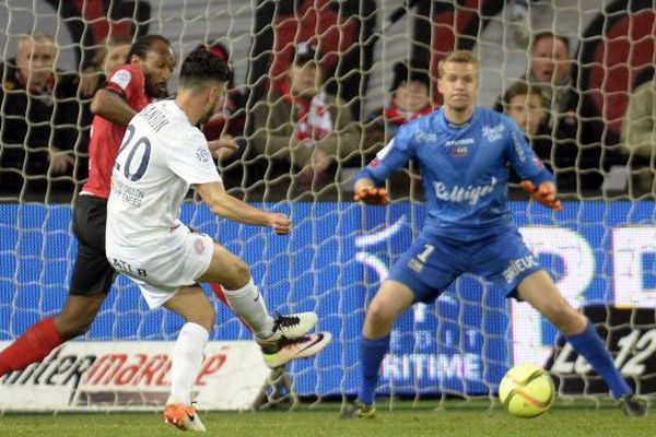 Le montpelliérain Morgan Sanson (en blanc) égalise 2 fois face à En avant Guingamp - 2/04/2016