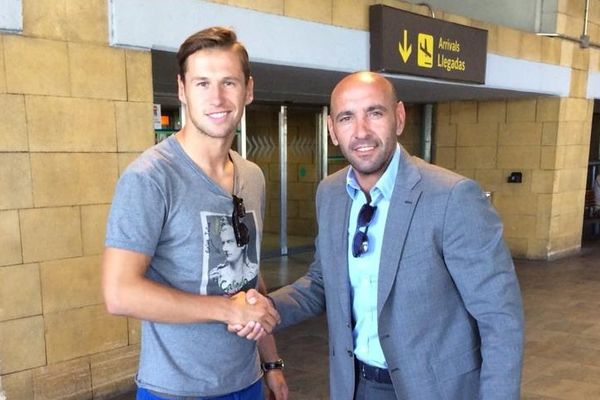 Grzegorz Krychowiak avec le directeur sportif du FC Séville Ramón Rodríguez Verdejo.