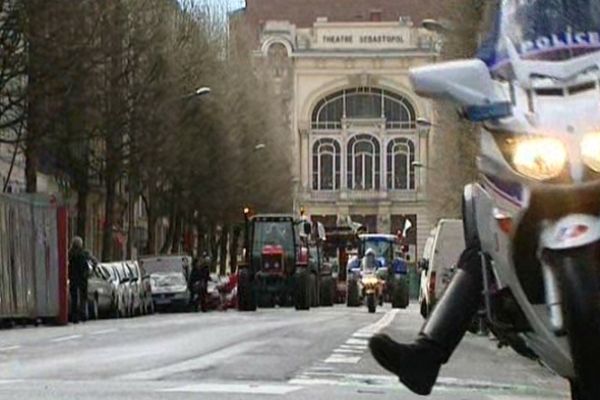 Les agriculteurs ont circulé en tracteur dans le centre-ville de Lille vendredi après-midi