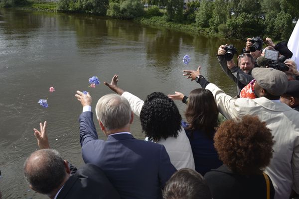 Peu après 17 h 15, les invités de cette journée de commémoration ont procédé à un jet de fleur depuis la passerelle Victor Schœlcher, à Nantes.