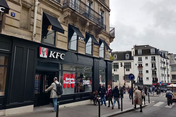 Le restaurant KFC se situe au 16 boulevard de Clichy, à Paris.