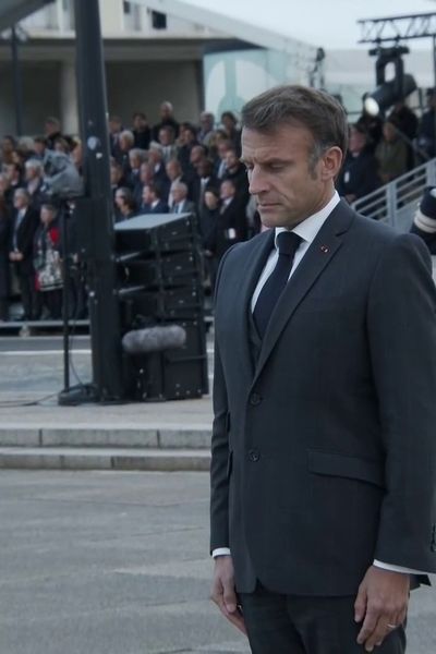 Ce jeudi 12 septembre 2024, Le Havre commémore le 80ᵉ anniversaire de la Libération de la ville par les alliés. Emmanuel Macron honore la mémoire des 2 400 Havrais morts durant la libération de la ville.