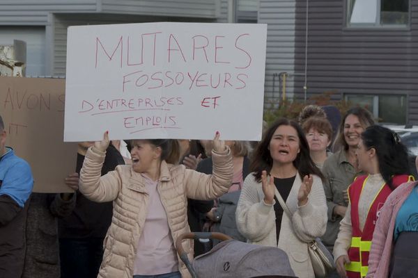 Les salariés de l'entreprise Logiplast-TeamTex ont manifesté devant l'usine le 16 octobre, à la veille de l'audience au tribunal de commerce de Grenoble.