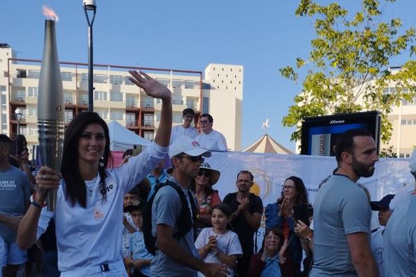 Sophie Vouzelaud, élue Première Dauphine de Miss France 2007,  présente pour le passage de relais de la Flamme paralympique à Limoges.