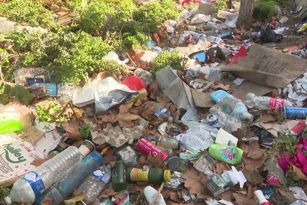 Saleté dans le quartier Saint-Antoine à Marseille le 15 novembre 2023