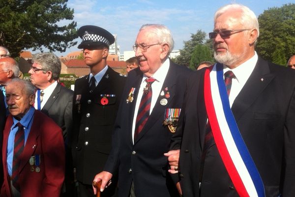 Albert Green (2e en partant de la droite) est le dernier survivant du bataillon anglais qui a libéré Pont-à-Marcq.