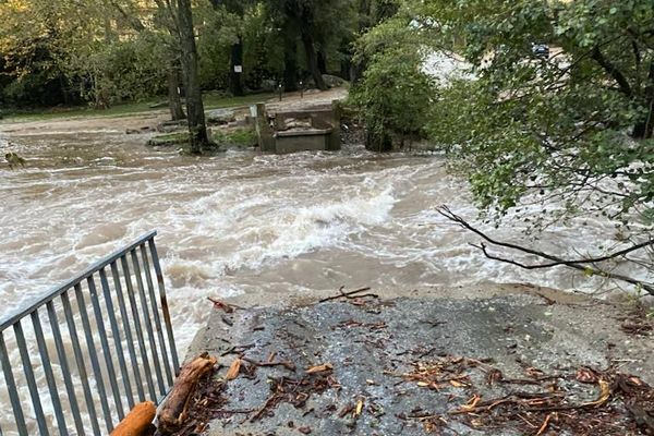 Le pont de Baliri, emporté par les eaux.