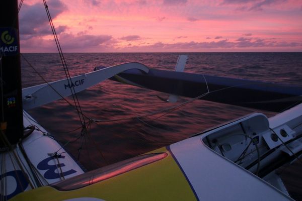 Coucher de soleil à bord du maxi-trimaran Macif.