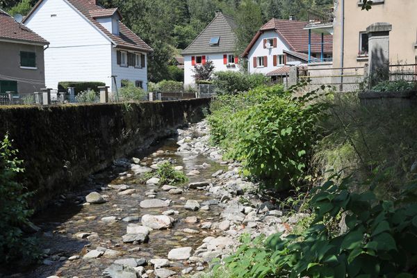 La Thur presque à sec dans le village de Wildenstein (Haut-Rhin), en 2018.
