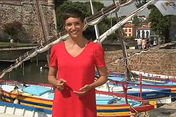 Júlia Taurinyà présente l'émission Viure al pais à Collioure dans les Pyrénées-Orientales.