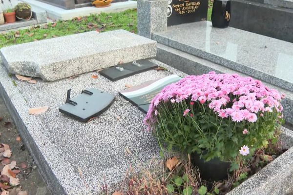 Une des tombes vandalisées au cimetière d'Alfortville.