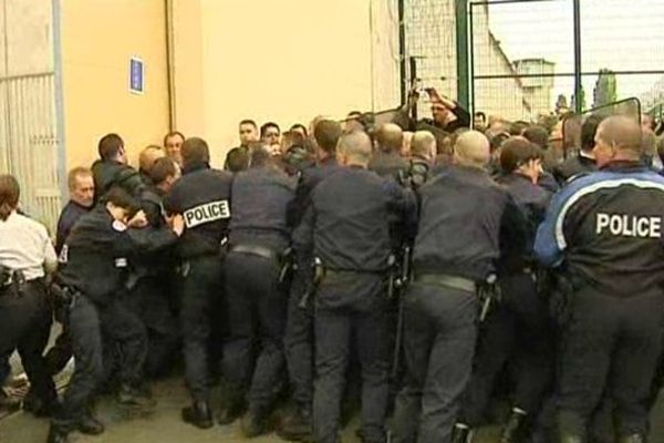 Les policiers ont repoussé les gardiens qui bloquaient l'accés du centre pénitentiaire de Moulins lundi 10 juin. Il s'agit du deuxième mouvement de colère en deux semaines de la part des surveillants.