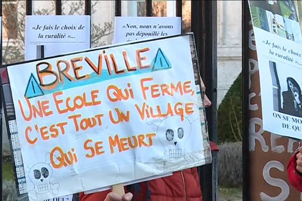 La manifestation devant la préfecture de Charente contre la carte scolaire pour la rentrée 2019-2020.