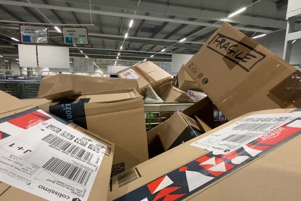 La plateforme logistique de la Poste en Haute-Vienne traite en moyenne 6 000 colis par jour en cette période de Noël, soit le double par rapport à d'habitude.