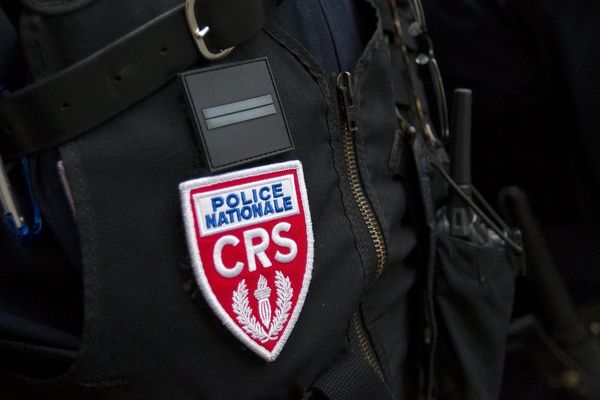 Un policier de la CRS 48 de Châtel-Guyon (Puy-de-Dôme) s'est suicidé sur son lieu de travail avec son arme de service mardi 10 mars en fin de journée. 