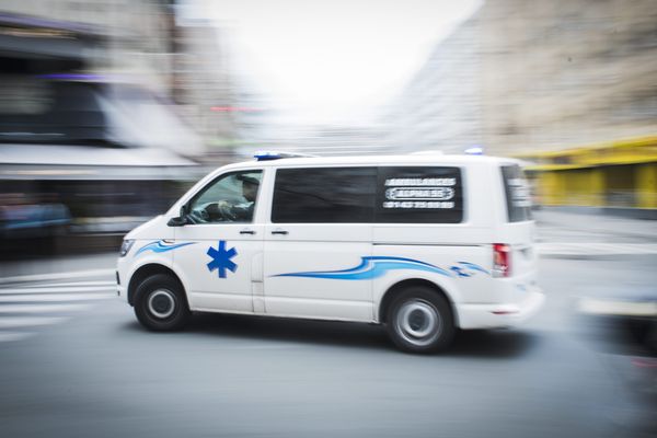 Ambulance du SAMU pendant une intervention de secours - photo d'illustration