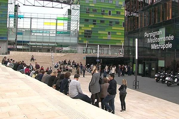 La centaine de personnes évacuée de la Métropole de Perpignan a attendu la fin du désenfumage pour réintégrer les locaux.